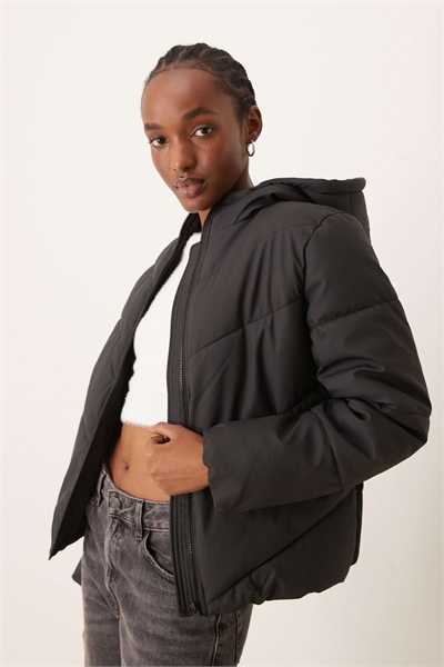 Короткая пуховая куртка черного цвета артикул 135850840