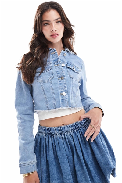 Укороченная джинсовая куртка светло-голубого цвета артикул 133792748