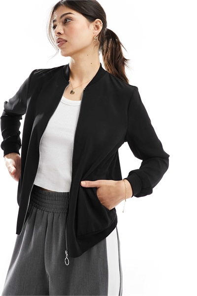 Легкая куртка-бомбер с застежкой-молнией спереди, черного цвета артикул 133763101