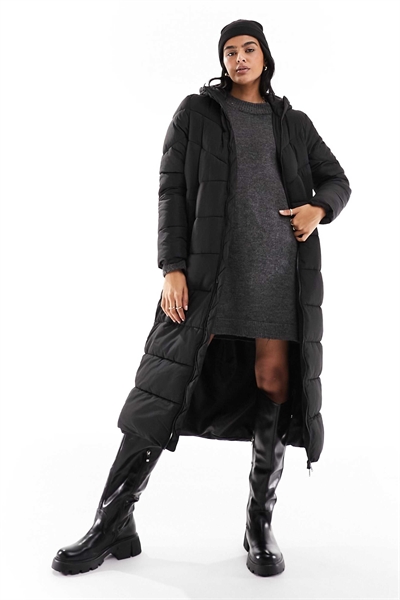 Длинное утепленное пальто с капюшоном артикул 132635178