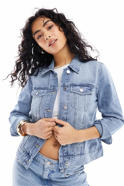 Джинсовая куртка светло-голубого цвета артикул 133983079