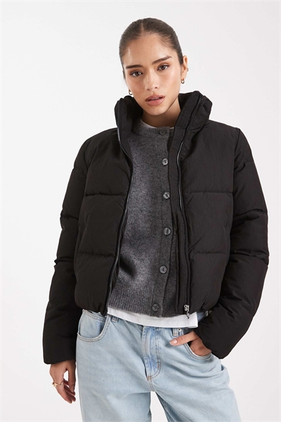 Куртка с высоким воротником и утеплителем артикул 132221295