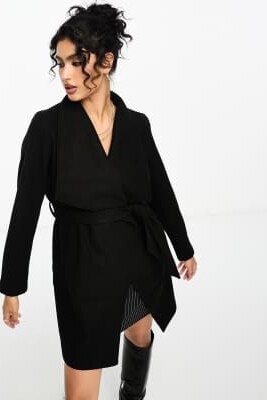 Черное пальто с поясом и водопадным воротником артикул 130502734