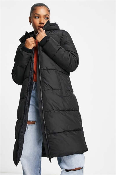 Длинное утепленное пальто с капюшоном черного цвета артикул 121168393