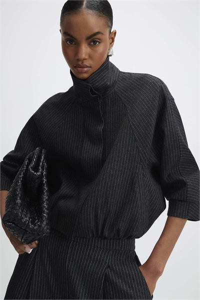 Бомбер с воротником-воронкой в тонкую полоску артикул 155895284