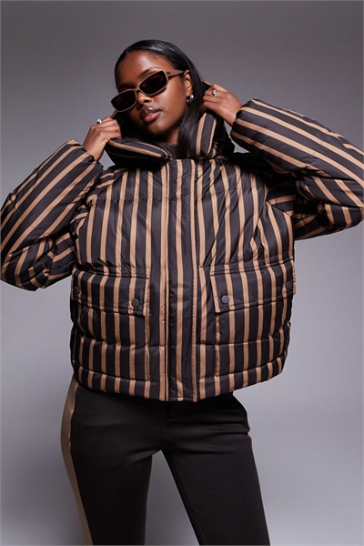 Пуховик с лыжными полосками и капюшоном артикул 145387558