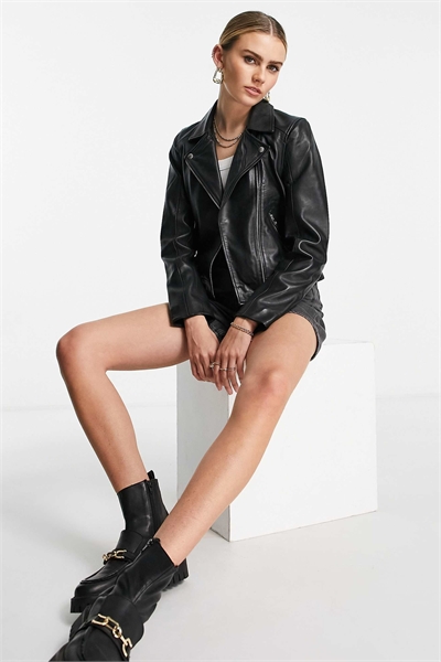 Женская кожаная куртка черного цвета артикул 116785124