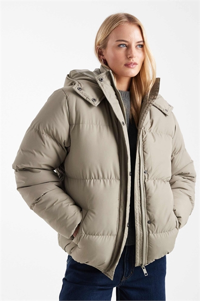 Короткая пуховик с капюшоном артикул 150343381
