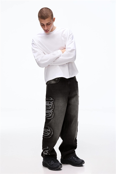 Джинсы с широкими штанинами и нашивками артикул 155780763