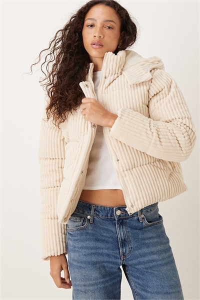 Пуховик с капюшоном и широким шнурком артикул 151112060