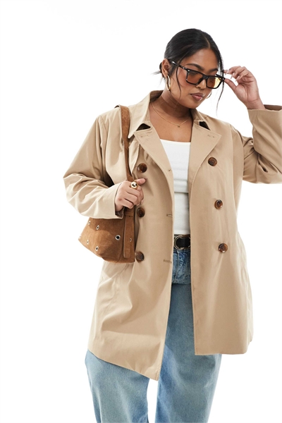 Короткий тренч с поясом бежевого цвета артикул 139379468