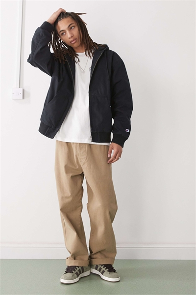 Куртка с капюшоном на молнии, черного цвета артикул 147663761