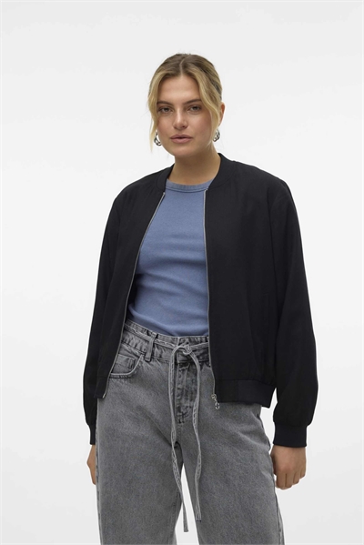 Бомбер черного цвета артикул 147241704