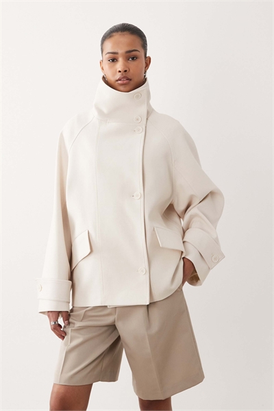 Короткий тренч с воротником-воронкой и капюшоном артикул 155128927