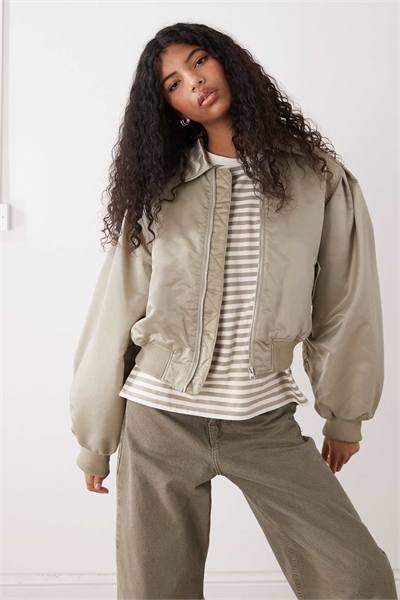 Бомбер с рюшами на спине артикул 154869709