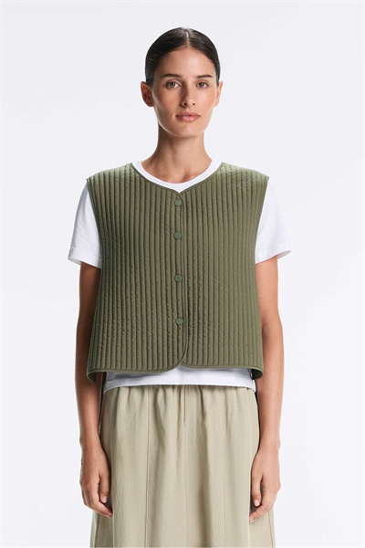 Тонкий утепленный жилет из нейлона цвета хаки артикул 156220517