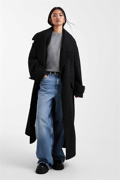 Уютный объемный воротник на классическом пальто артикул 149733296