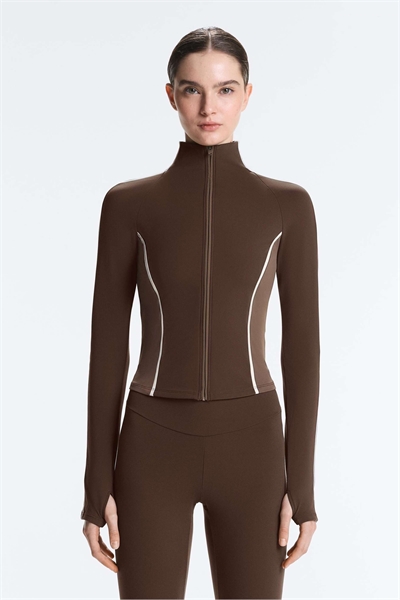 Легкая теплая техническая куртка темно-коричневого цвета артикул 155526177