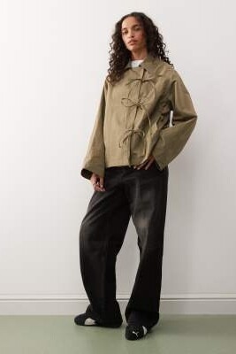 Короткий тренч с бантиком артикул 140046197