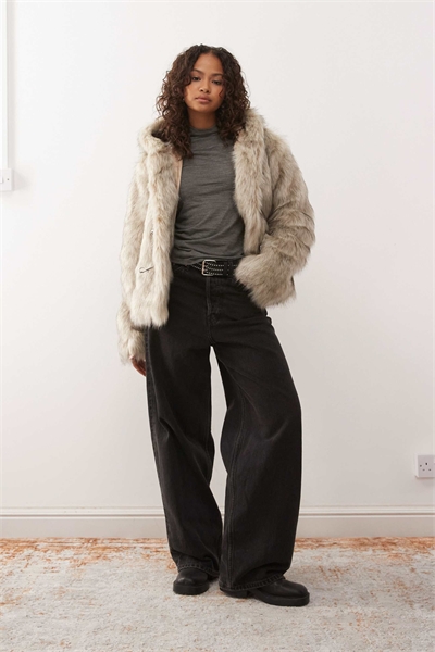 Штучная меховая шуба с капюшоном артикул 150554614