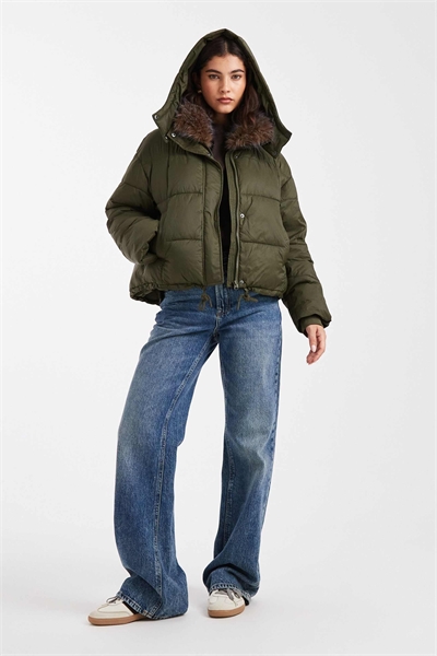 Куртка с утеплителем и капюшоном на подкладке из искусственного меха артикул 151541603