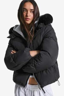 Пуховик с капюшоном из искусственного меха артикул 151634534