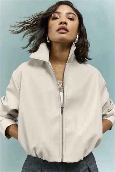 Бомбер из искусственной кожи с волнистым подолом артикул 155895178