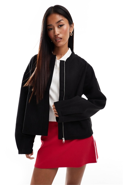 Укороченная бомбер-куртка черного цвета артикул 136423874