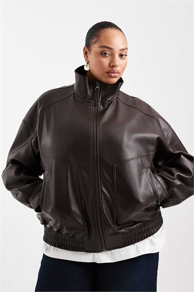 ASOS DESIGN Curve: бомбер с воротником-воронкой в стиле «имитация кожи» свободного кроя артикул 152560941