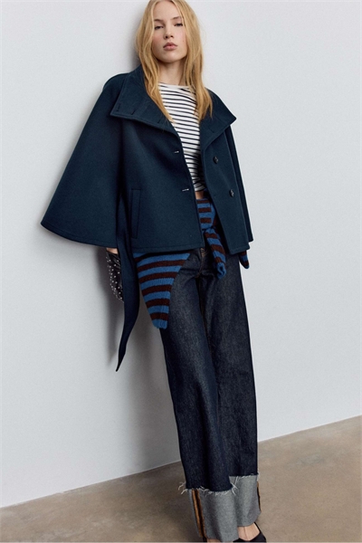 Куртка-накидка с мягкой поверхностью артикул 155426008