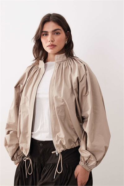 Бомбер-куртка с завышенной талией и рукавами-баллонами, цвет «камень» артикул 151784992