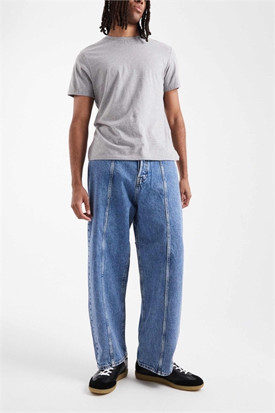 Джинсы свободного кроя с декоративными швами артикул 143825189