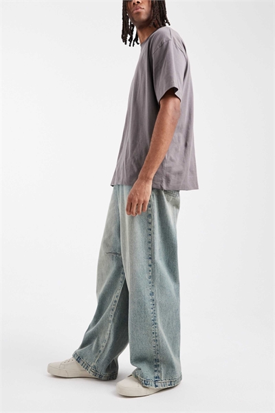 Джинсы свободного кроя с вытачками артикул 143420867