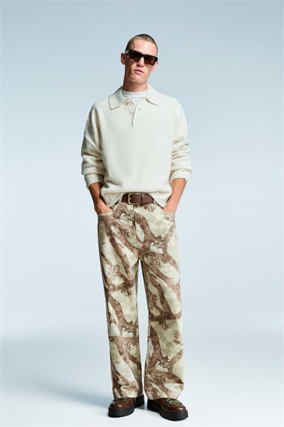 Джинсы свободного кроя с принтом артикул 152471595