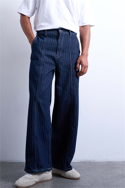 Джинсы с широкими брючинами и швом артикул 150699006