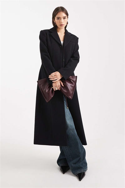 Длинное классическое пальто с зауженной талией артикул 145392160