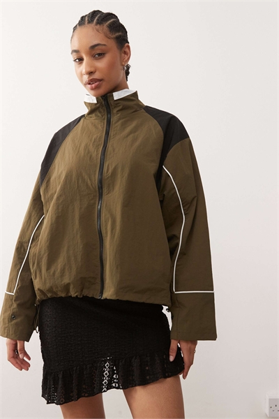 Оверсайз-куртка-ветровка с контрастной окантовкой воротника и деталью в виде каймы, цвет сафари-зеленый артикул 153249112