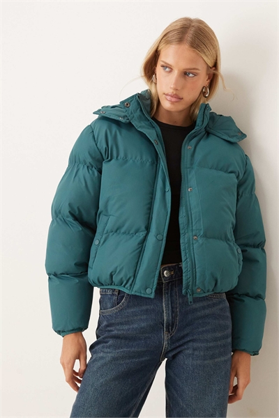 Короткая пуховик свободного кроя с капюшоном артикул 151392271