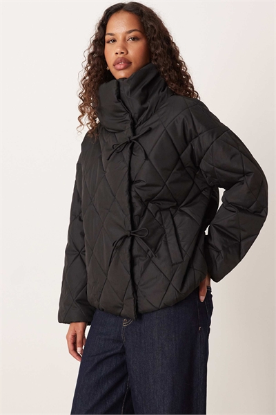 Куртка с высоким воротником и стеганым узором, с завязками, черного цвета артикул 151183245