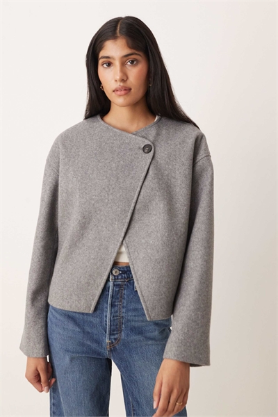 Короткая шерстяная куртка с запахом спереди, средне-серого меланжевого цвета артикул 149288236
