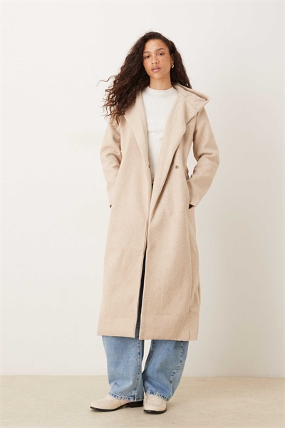 Длинное пальто с капюшоном и поясом артикул 151112014