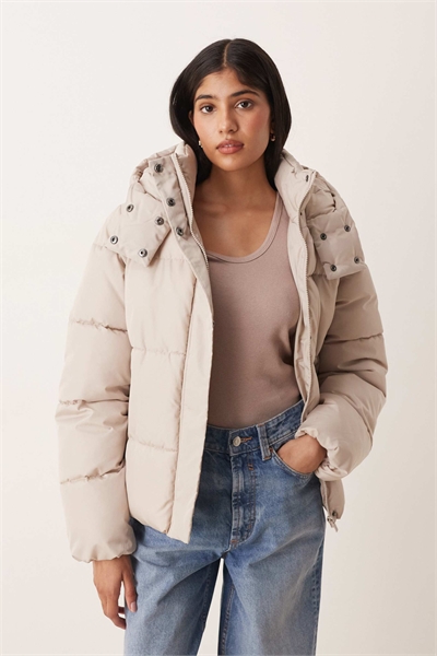 Короткая утепленная куртка с капюшоном, цвет «камень» артикул 149288240