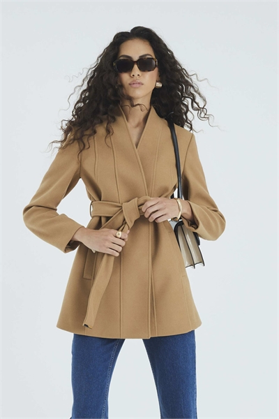 Короткое пальто-халат с поясом артикул 151161071