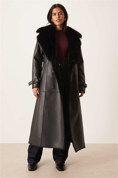 Пальто из искусственной кожи с поясом артикул 150365751