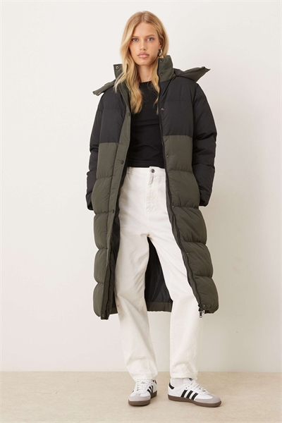 Макси-пуховик с капюшоном в стиле «колорблок» артикул 151112318