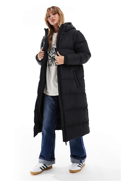 Макси-куртка с капюшоном и утеплителем, со съемными рукавами артикул 134767467