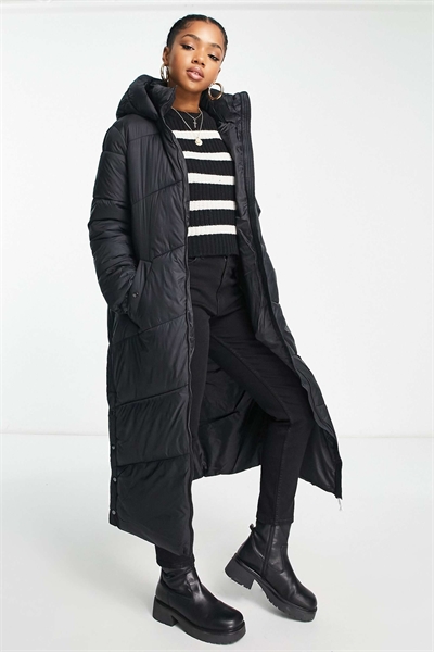 Макси-пальто с капюшоном и утеплением, черного цвета артикул 120694294