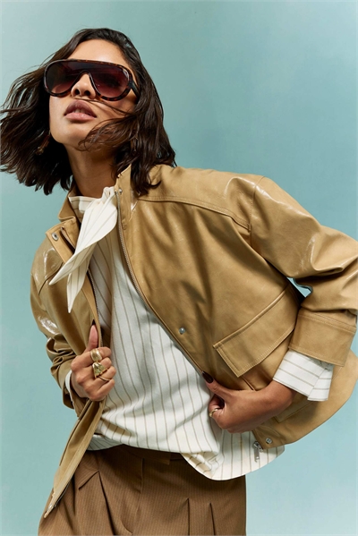 Бомбер с воротником-воронкой из винила артикул 156297839