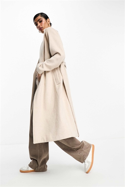 Формальное пальто с поясом кремового цвета артикул 130478740