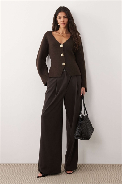 Компактная вязаная куртка с золотыми пуговицами артикул 155144929